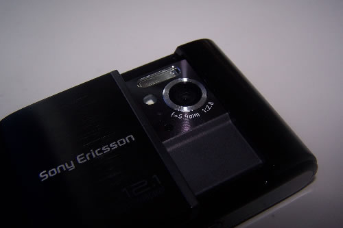 Obiektyw telefonu ukryty jest za odsuwaną klapką.