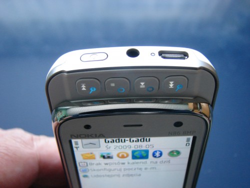 Nokia N86 8MP - klawisz wyłącznika, złącze Nokia AV 3,5 mm, złącze microUSB