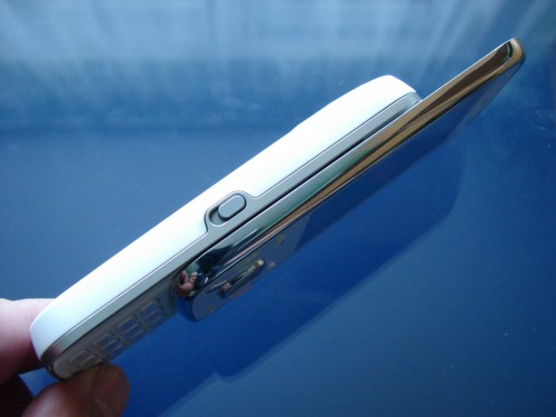 Nokia N86 8MP - strona lewa - przełącznik blokady klawiatury