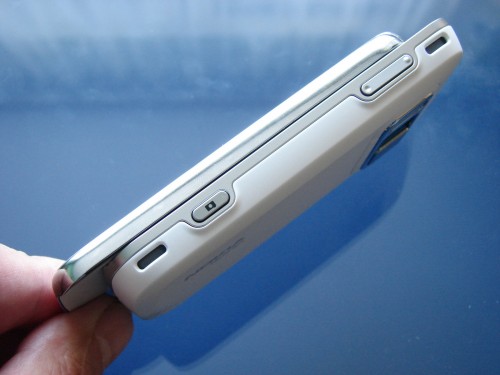 Nokia N86 8MP - strona prawa - klawisz łośności/pomniejszania i powiększania, klawisz robienia zdjęć, głośniki stereo