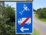 Taki znak można spotkać na brytyjskich drogach. Kierowcy ciężarówek  - nie kierujcie się tylko nawigacją.
