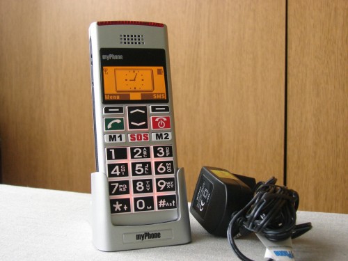 Test myPhone 1040 senior z podstawką podłączoną do ładowarki