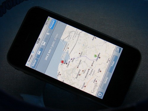 Test iPhone 3G S - Program Mapy udostępnia mapy drogowe, zdjęcia satelitarne, widok mieszany i widok ulicy.