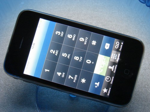 Wykonanie połączenia za pomocą iPhone sprowadza się do stuknięcia w imię i numer na liście kontaktów, ulubionych lub ostatnich połączeń.