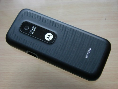 Test Motorola WX395 - z tyłu telefonu mamy 1,3-megapikselowy aparat 