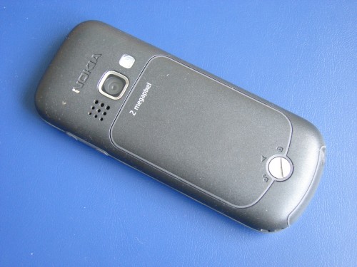 Test Nokia 3720 Classic - aparat 2MPix, dioda LED, głośnik i śruba zabezpieczająca
