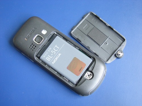 Test Nokia 3720 Classic - bateria i gumowa uszczelka pokrywy baterii