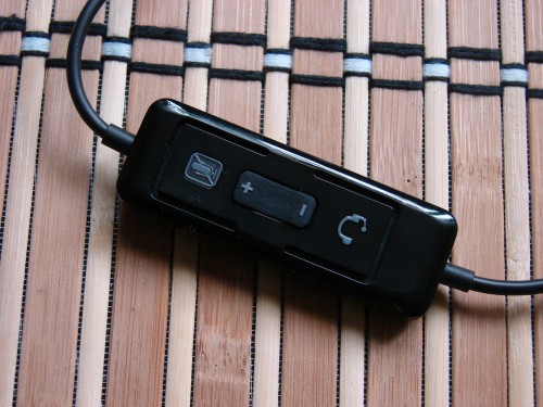Test Plantronics Blackwire 420 - kontrolka z regulacją głośności i wyciszeniem mikrofonu – mute - na kablu  ułatwia sterowanie i jest kompatybilna z Windows