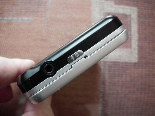 Test Motorola FLIPOUT - przycisk włączania i wyłączania telefonu oraz gniazdo Jack 3,5 mm