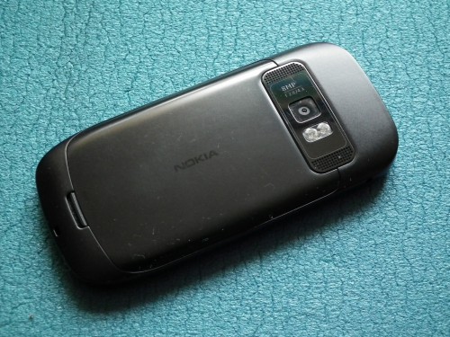 Test Nokia C7 - tył: głośnik, obiektyw kamery, lampa błyskowa, mikrofon pomocniczy, otwór na pasek