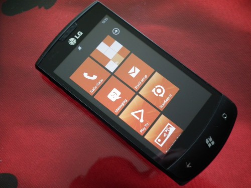 Test LG E900 - Windows Phone 7 oferuje całkiem nowe rozwiązania funkcjonalności i projektu ekranu startowego dzięki przyciskom Live Tiles, które zapewniają łatwiejszy dostęp do informacji i usług w sieci oraz aplikacji ważnych dla użytkowników