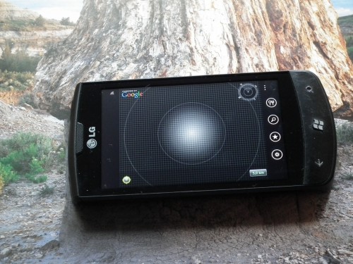 Test LG E900 - Dzięki skanowaniu, telefon wyświetlając realny obraz, przedstawia informacje w czasie rzeczywistym odnośnie pobliskiej restauracji, aktualnej pogody lub okolicznych sklepów, jak również do usług rozrywkowych i bankowych