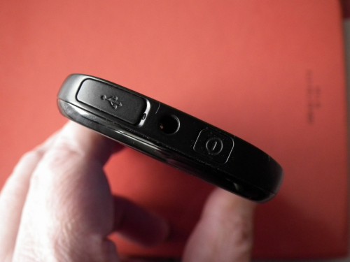 Test Nokia C7 - złącze microUSB, wskaźnik ładowania, złącze Nokia AV (3,5 mm), klawisz wyłącznika