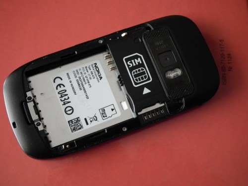 Test Nokia C7 - gnazdo karty SIM i złącze microSD
