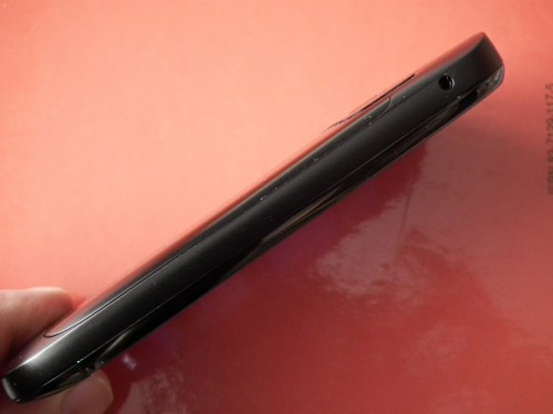 Test Nokia C7 - lewy bok: złącze ładowarki