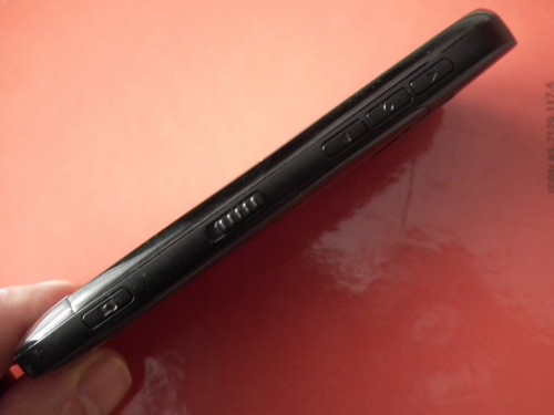 Test Nokia C7 - prawy bok: klawisz głośności, głosowy, przełącznik blokady, klawisz kamery