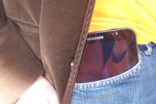 Galaxy Tab wejdzie też do spodni, ale poruszanie się z nim jest niewygodne. Siąść się nie da.