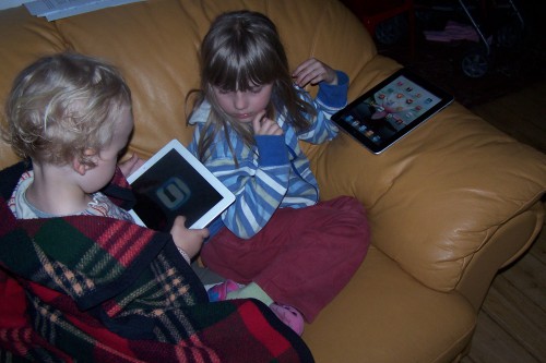 Dzieciaki uwielbiają zabawę z iPadem.
