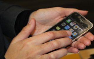 Smartfon zasilany przez dotyk