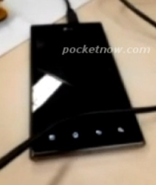 Stylowy smartfon LG Prada K2 uchwycony na wideo