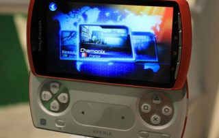 Pomarańczowy Sony Ericsson Xperia Play, Xperia Arc w bieli uchwycone na zdjęciach