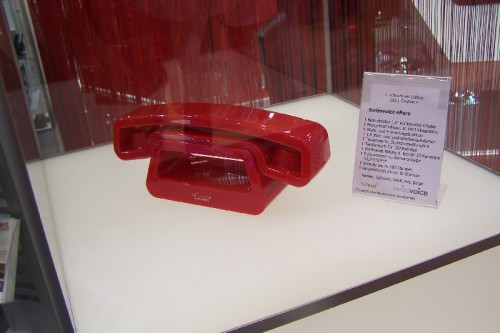 Jeszcze jedno interesujące podejście do budowy telefonu. Pod słuchawką kryje się wyświetlacz LCD i klawiatura