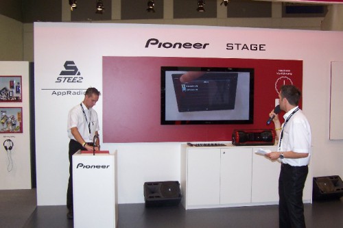 Pionieer Appradio pozwala na korzystanie z niektórych aplikacji z iPhone bezpośrednio na ekranie radia samochodowego. 