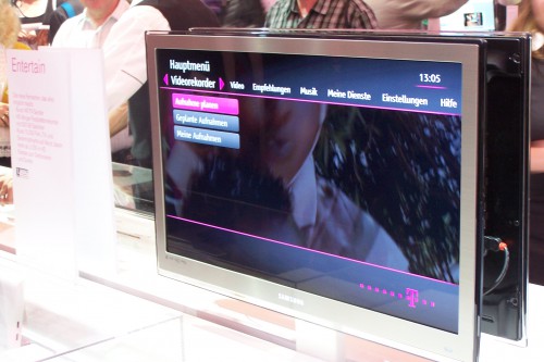 Kolejna usługa T-Mobile to dostęp do filmów przez satelitę i DSL. Klienci mogą wypożyczać filmy na 48 godzin.