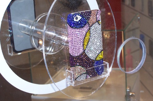 Na targach dostępnych było dużo różnych akcesoriów na komórki. Na zdjęciu etui z kryształami Swarovskiego.