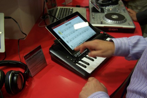 klawiatura do iPada do pomocy nauki gry na pianinie. Na ekranie tabletu wyświetlają się nuty lub klawisze do wciśnięcia. Praktykant musi odpowiednio wciskać klawisze na klawiaturze.