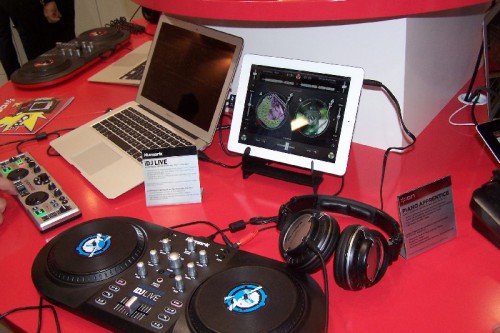 Zestaw dla DJ-ów firmy iOn, który korzysta też z iPada.