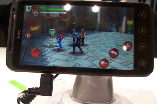 Telefon pozwala nam na robienie trójwymiarowych fotek, filmów oraz wyświetla obraz dający złudzenie głębi.