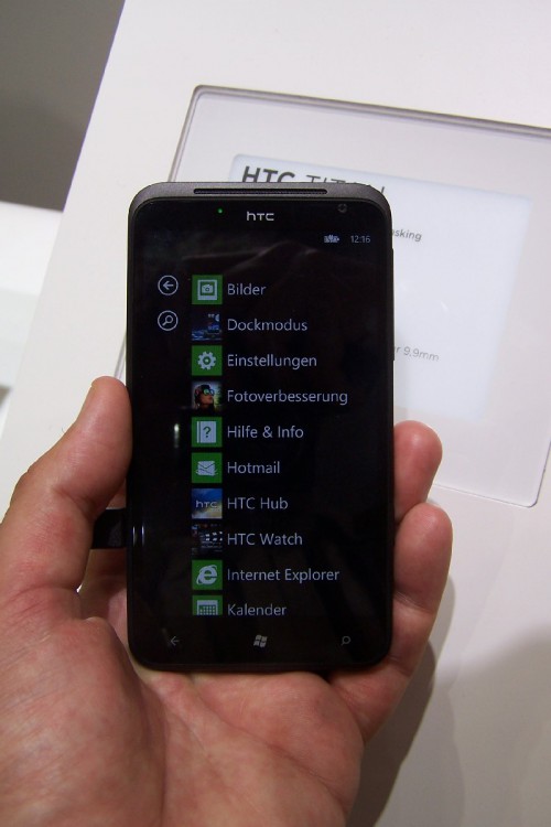 Titan to jeden z większych telefonów na rynku. Posiada ogromny ekran LCD i spore wymiary.