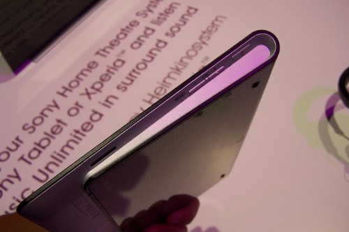 Tablet S wyposażony jest w system Android 3.2 i działa do 7 godzin