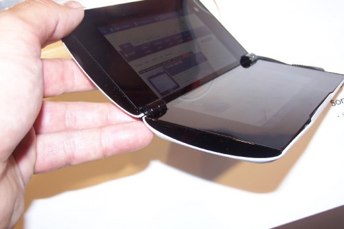 Tablet P wyposażony jest w system Android 3.2 i działa do 7 godzin. Za obliczenia odpowiedzialny jest procesor Tegra.