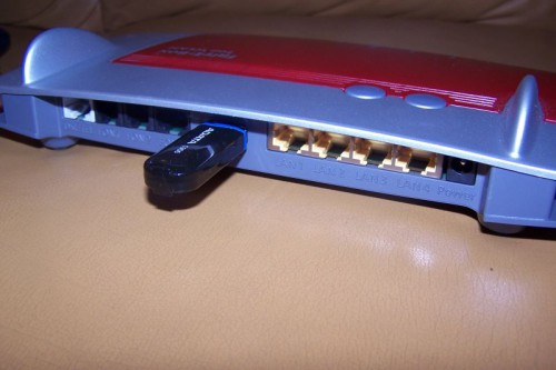 Tylne porty urządzenia. 4x Gibabit Lan, USB i telefony.