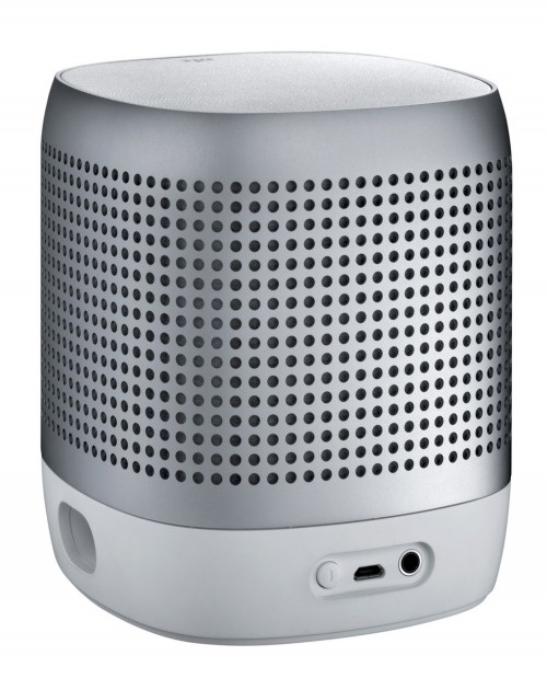 Nokia Nokia Play 360° jest sposób w jaki emitowany jest dźwięk. Inaczej niż w przypadku większości standardowych głośników gdzie konstrukcja i umiejscowienie membrany powodują punktową emisję dźwięku w modelu Play 360° muzyka rozchodzi się na wszystkie strony, równomiernie wypełniając przestrzeń, w której się znajdujemy. Jest to idealny sprzęt na małe kameralne imprezy, spotkania z przyjaciółmi czy wakacyjne podróże.  </p>
<p>
Model Nokia Play 360° wyposażony został w 2,5-calowy głośnik o mocy 2,1 W, co w połączeniu z zastosowaniem wytrzymałej, wymiennej baterii BL-5C daje możliwość odtwarzania muzyki przez blisko 21 godzin. Ładowanie baterii odbywa się poprzez standardowy kabel MicroUSB. </p>
<p><div align=