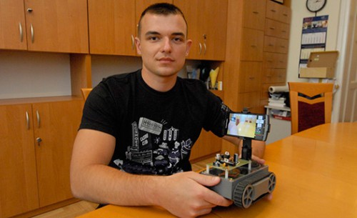 Tomasz Oraczewski ze swoim robotem 