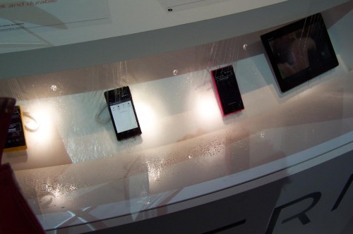 Sony Xperia - smartfony wodo-odporne. Na prezentacji polewane strumieniem wody.