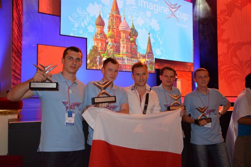 Zespół FRONT na podium Imagine Cup 2013