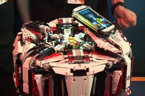 Robot Lego układa kostkę Rubika