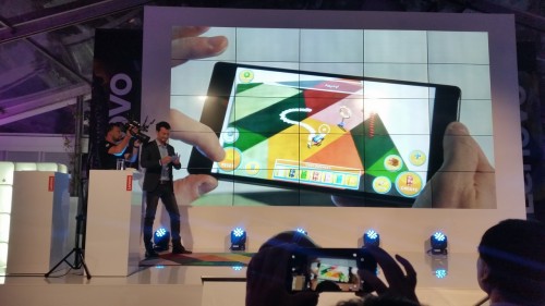 Daniel Malak, Lenovo Lenovo Poland Smartphone Sales Leader, prezentuje możliwości Lenovo Moto Mod Hasselblad True Zoom