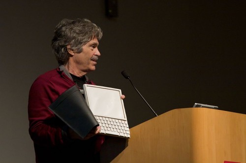Alan Kay prezentujący koncept urządzenia Dynabook