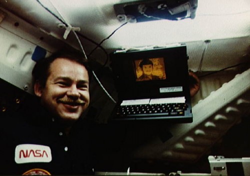 Astronauta John Creighton z komputerem GRiD Compass na pokładzie promu Discovery w 1984 roku