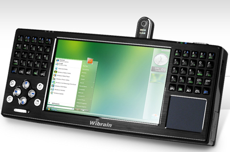 Wibrain B1 - komputer UMPC z pracującym systemem operacyjnym <a href="https://www.telix.pl/">Windows</a> Vista’ /><br /><b>Wibrain B1 – komputer UMPC z pracującym systemem operacyjnym Windows Vista</b></div>
</p>
<p align="justify">
W 2006 roku producenci zaczęli eksperymentować z zupełnie nową kategorią sprzętu, która docelowo miała być czymś pomiędzy palmtopami a laptopami. Komputery UMPC (Ultra-Mobile PC) najczęściej były wyposażone w 7-calowy ekran i klawiaturę znajdującą się pod nim lub po obu jego stronach. Takie konstrukcje okazały się drogie, mało praktyczne i szybko zostały wyparte przez netbooki, czyli zminiaturyzowane wersje laptopów. W przeciwieństwie do UMPC były tanie i nie wymuszały na użytkowniku nauki nowych nawyków obsługi.</p>
<p align="justify">
<div align=