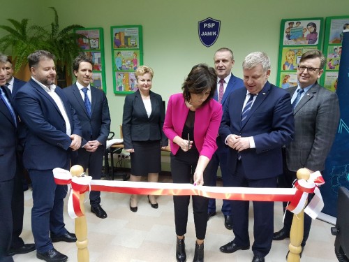 Uroczyste przecięcie wstęgi w sali informatycznej Zespołu Szkolno-Przedszkolnego w Janiku