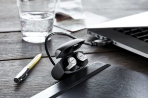 Elite 65t con 3 Earbuds in charging case RGB 300dpi