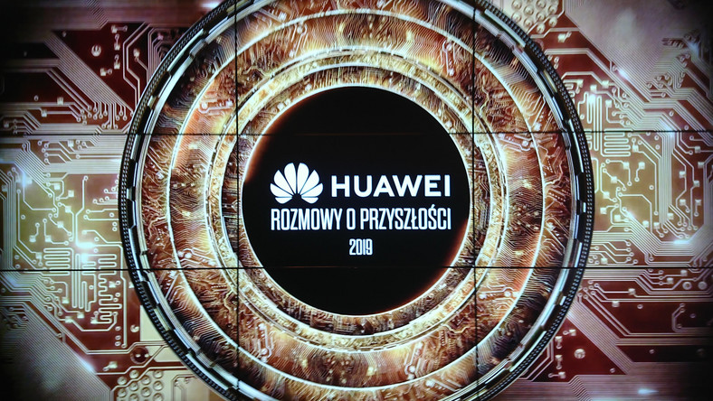 Robot z filmu si-fi czy aplikacja w telefonie? Polaków wiedza o AI