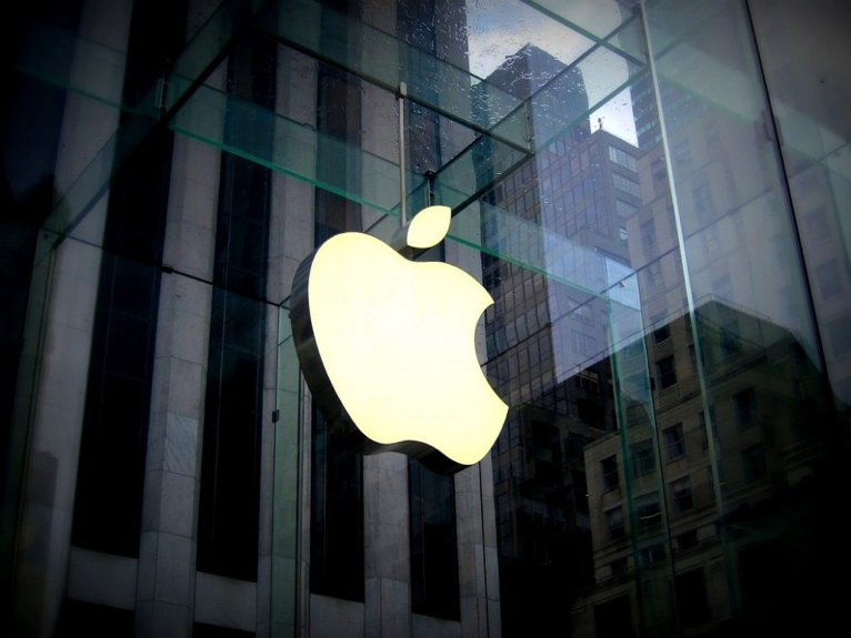 Nastolatek pozywa Apple żądając 1 miliard dolarów za rzekomy błąd w rozpoznaniu twarzy