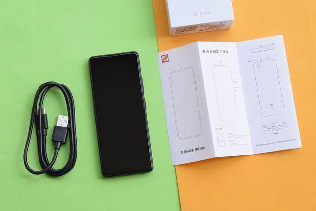 Tani i długi: Xiaomi zaprezentowała smartfon Qin 2 Pro